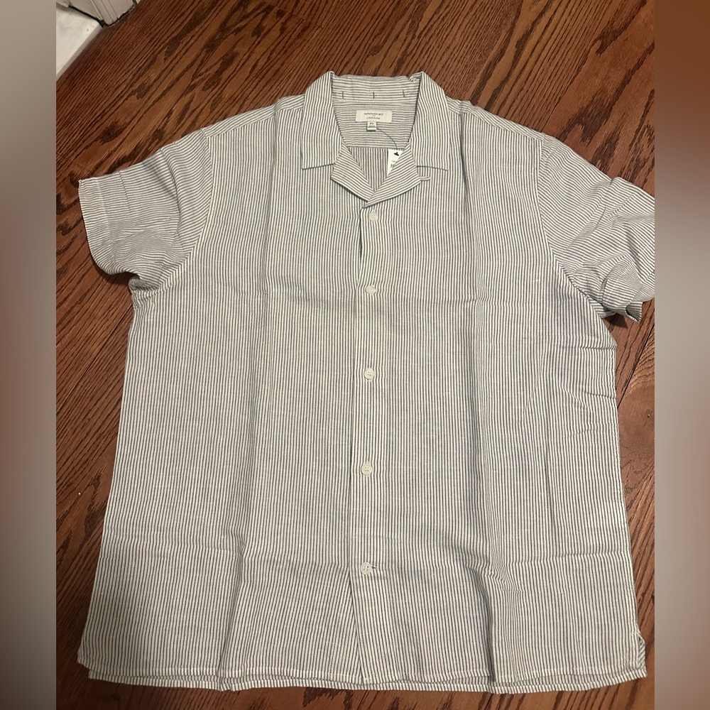 Banana Republic Men's Short Sleeve Button-Down in White and Light Blue Pinstripe